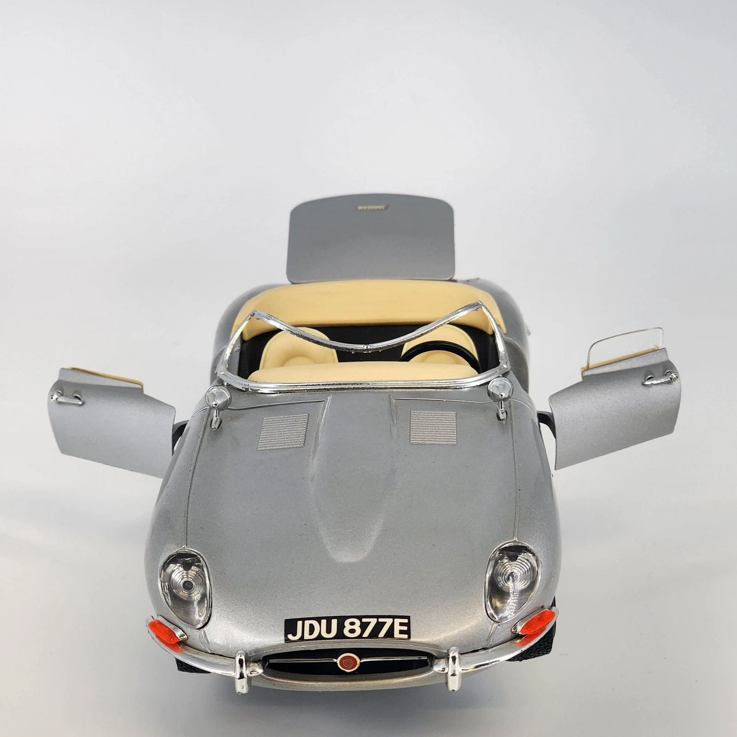 Bburago 1961 Jaguar E-Type Cabriolet Convertible Coupe 1:18 Diecast Model Car