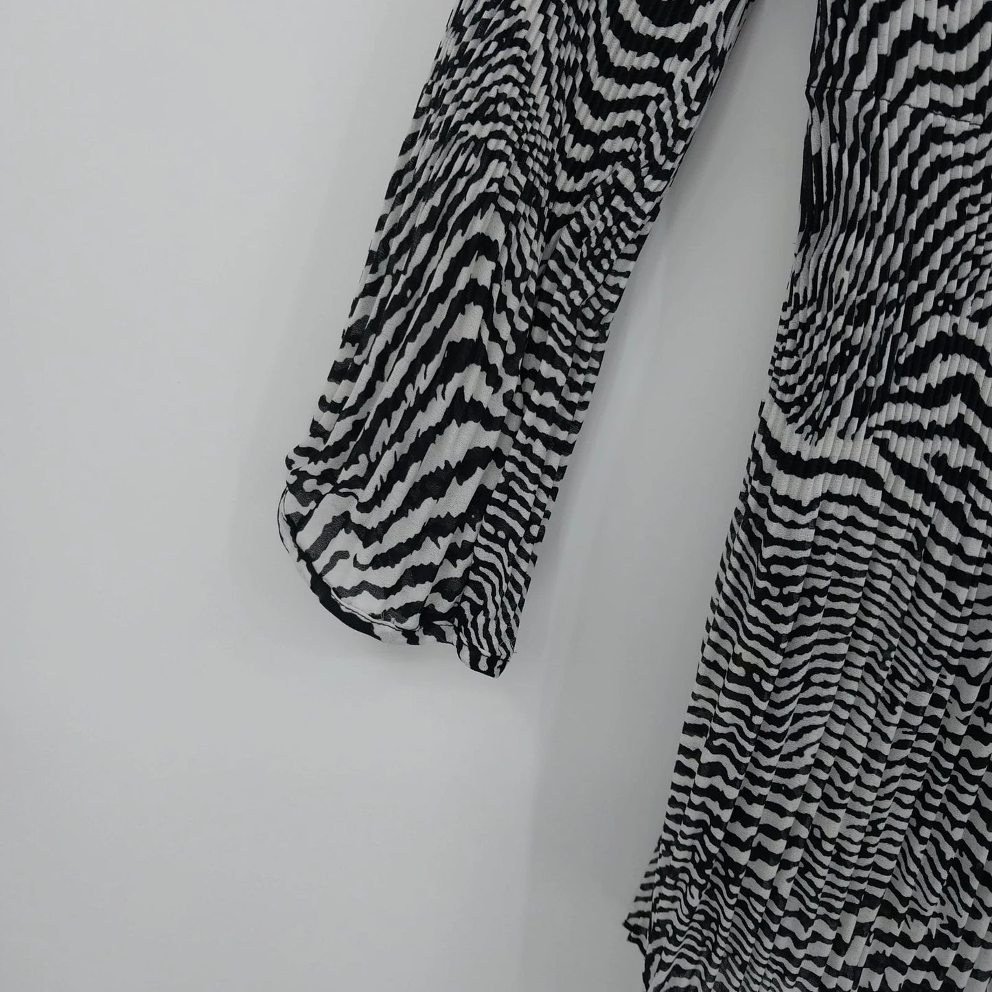 Essentials by Milano Zebra Print Pleated Blouse Women's M 3/4 Sleeve Front Tie