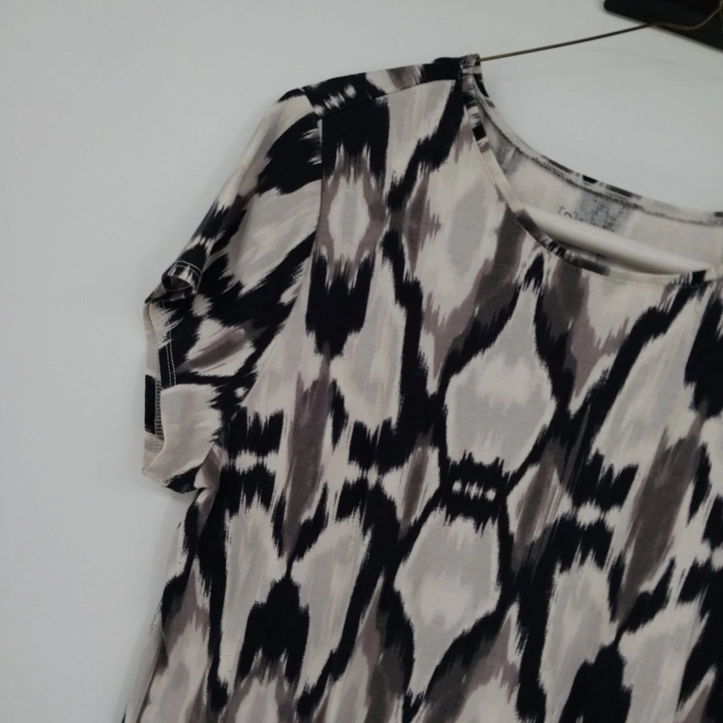 Relativity Abstract Ikat Print Blouse Women's Large Short Sleeve Black White