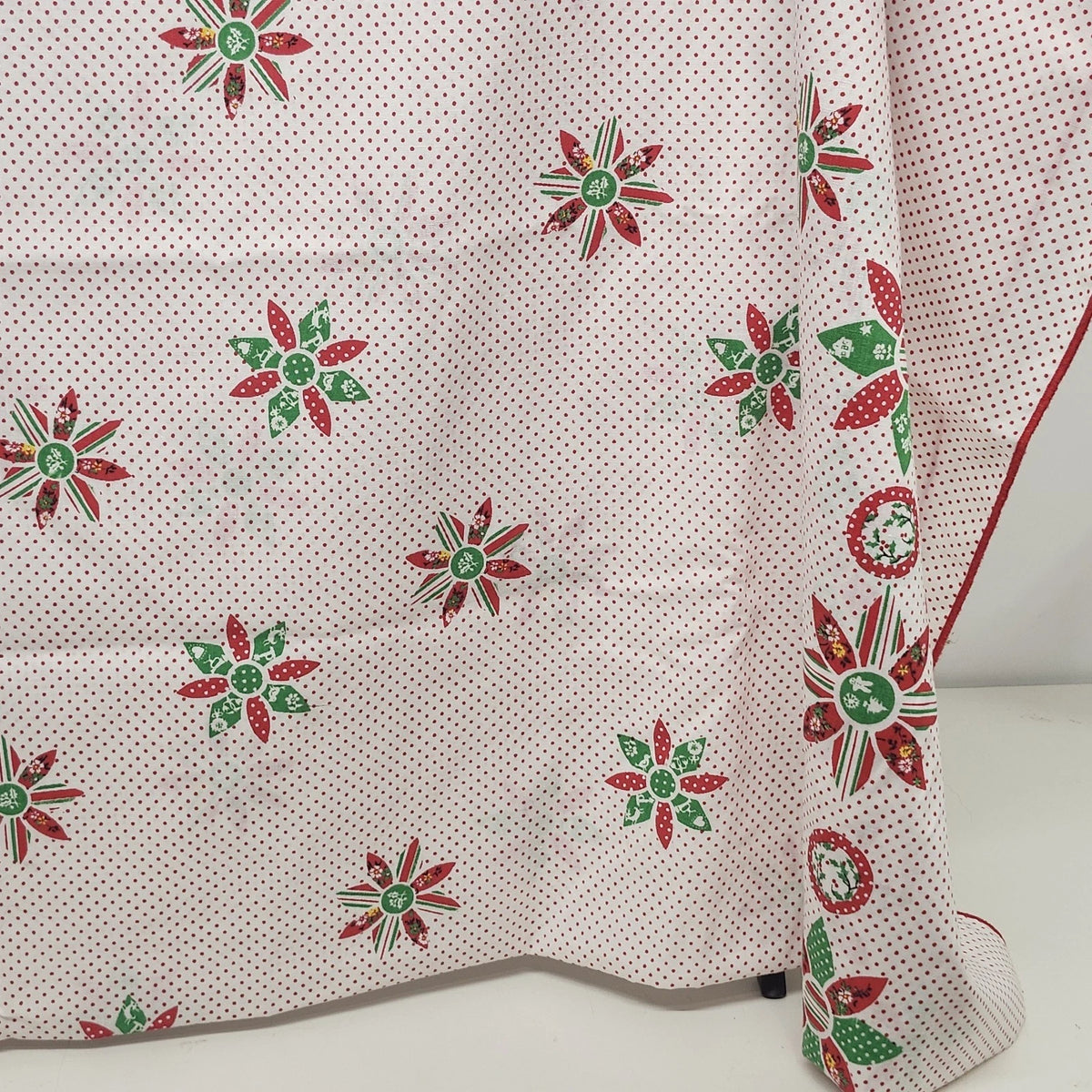 Christmas Tablecloth Red Green Poinsettia Polka Dot 116x62 Vintage Holiday