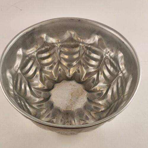 Stainless Steel Aluminum Bundt Cake Pan 8 Inches Across Vintage Impression Mold