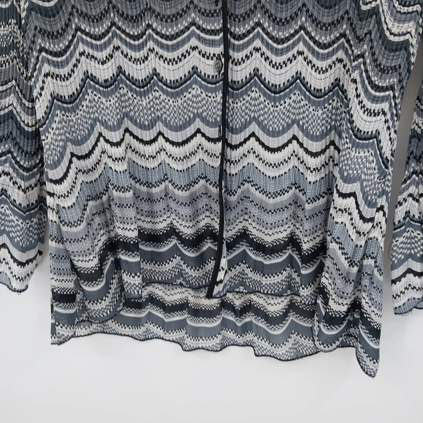Women's Medium Black White Chevron Pleated Blouse Lettuce Trim 3/4 Sleeve