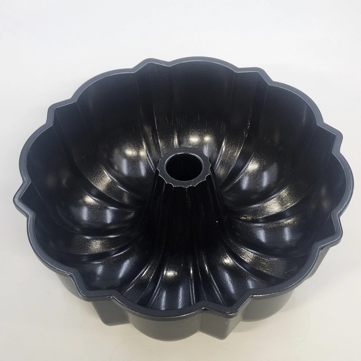 Nordic Ware Bundt Baking Cake Pan 12 Cup 2.81L Black Cast Aluminum Fluted 10.5"