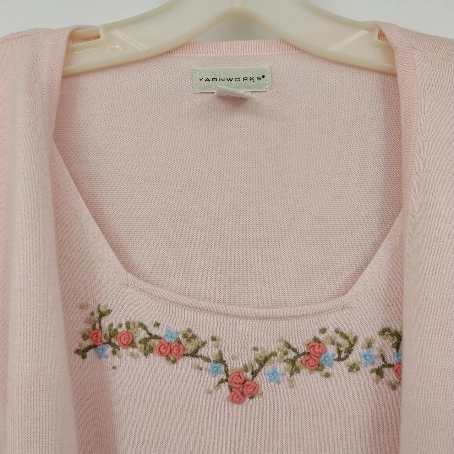 Yarnworks Pink Embroidered Cardigan Sweater Women Medium Floral Acrylic Knit Vtg