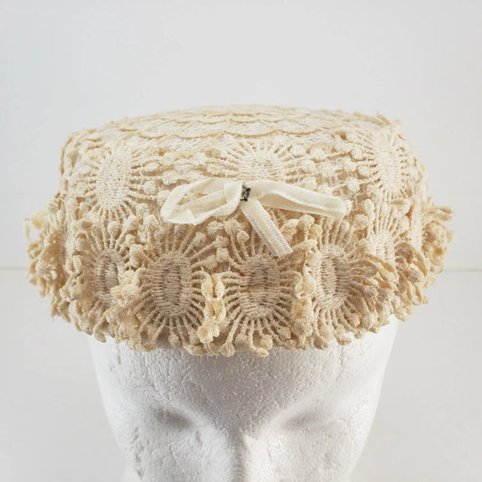 1950s Lace Pillbox Hat Cream White Doily Style Bow Front Wire Rim 7” Churchwear