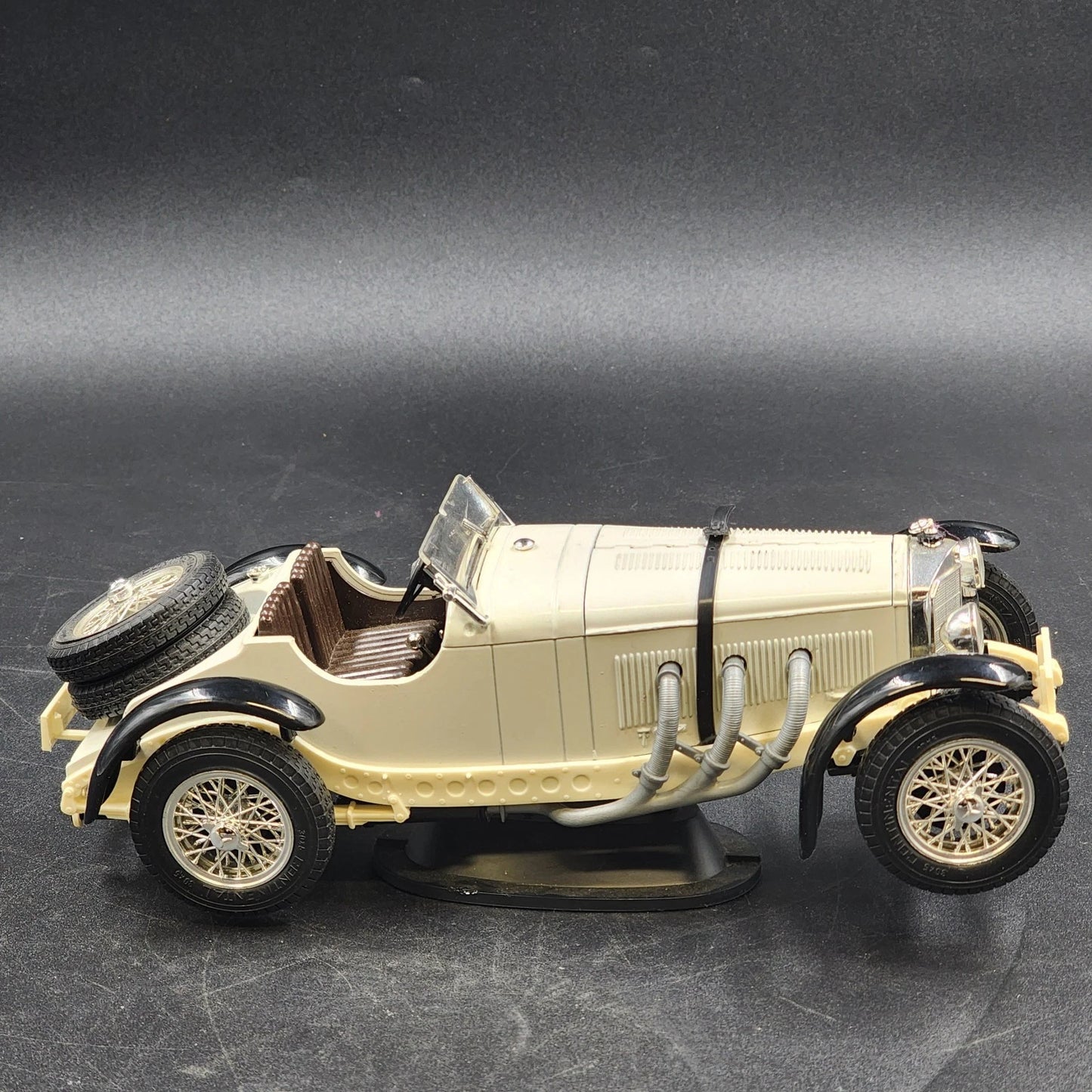 Bburago 1931 Mercedes Benz SSKL 1:18 Diecast Model Car Cream with Stand 9.5" Vtg