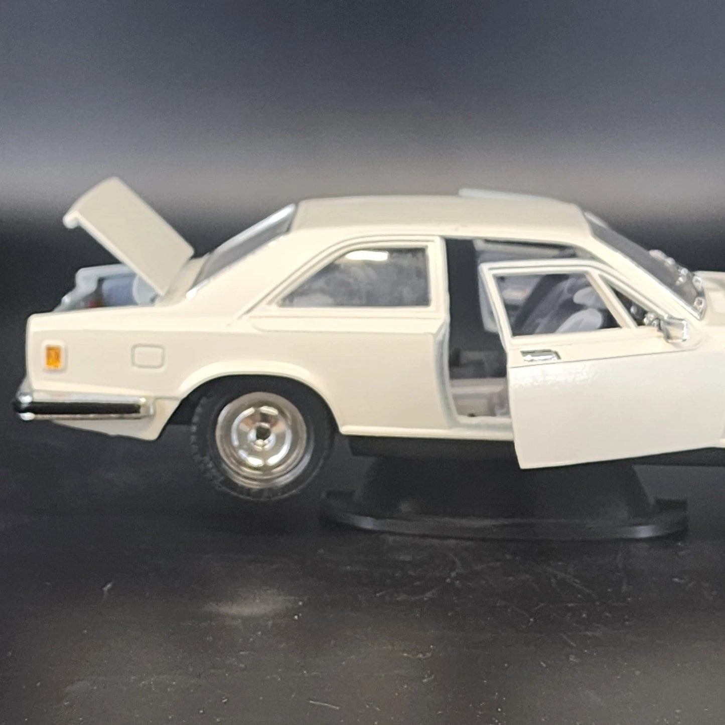 Bburago Rolls Royce Camargue 1:22 Scale Diecast Model Car