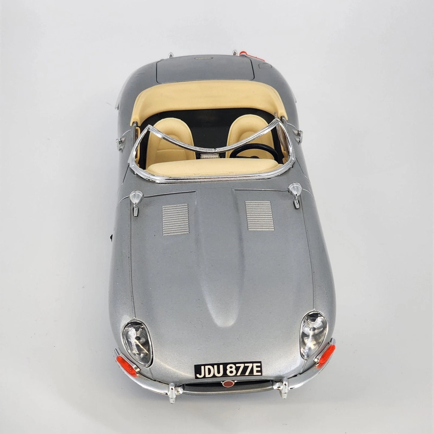 Bburago 1961 Jaguar E-Type Cabriolet Convertible Coupe 1:18 Diecast Model Car