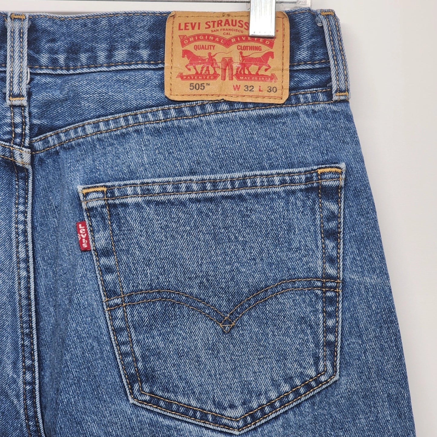 Levi’s 505 Men's 32x30 Straight Leg Jeans Distressed Blue Regular Minor Stain