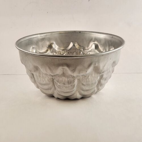 Stainless Steel Aluminum Bundt Cake Pan 8 Inches Across Vintage Impression Mold