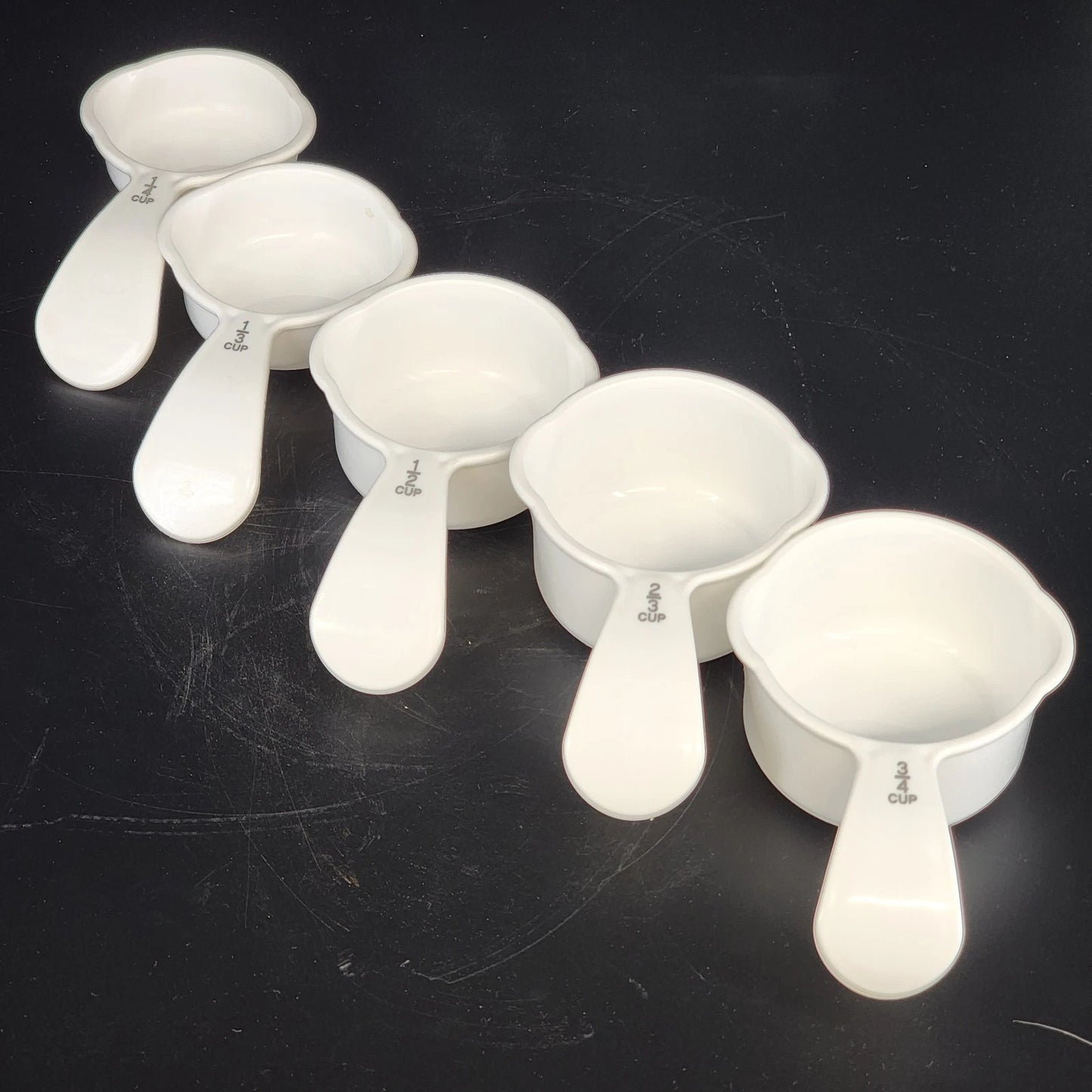 Tupperware 5 Measuring Cups Set 3479C-3483C White Curved Handles 1/4 to 3/4 Cup