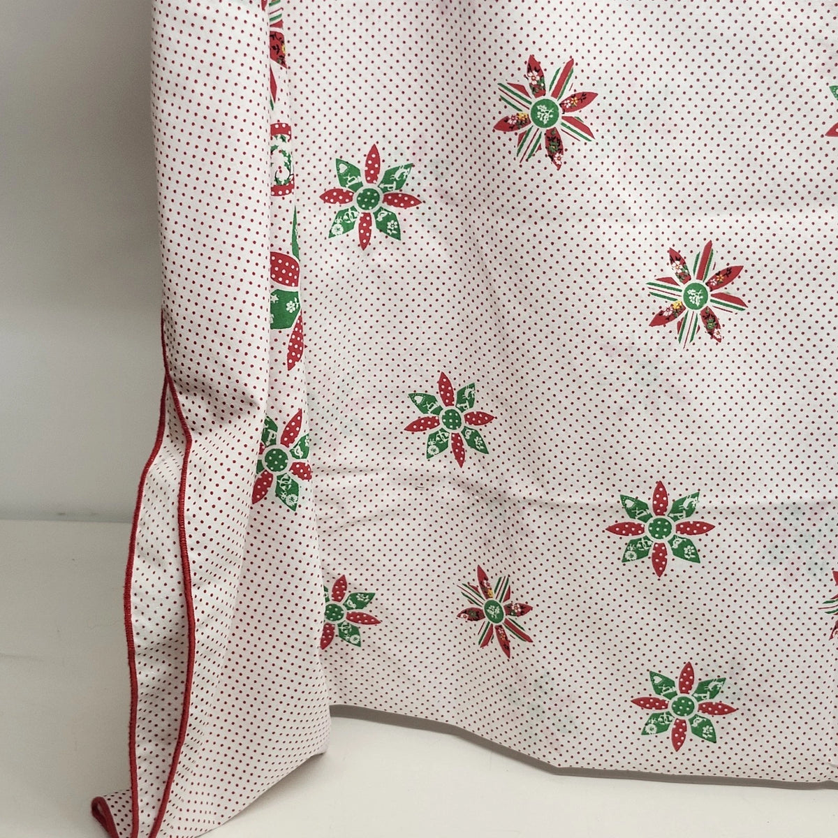 Christmas Tablecloth Red Green Poinsettia Polka Dot 116x62 Vintage Holiday