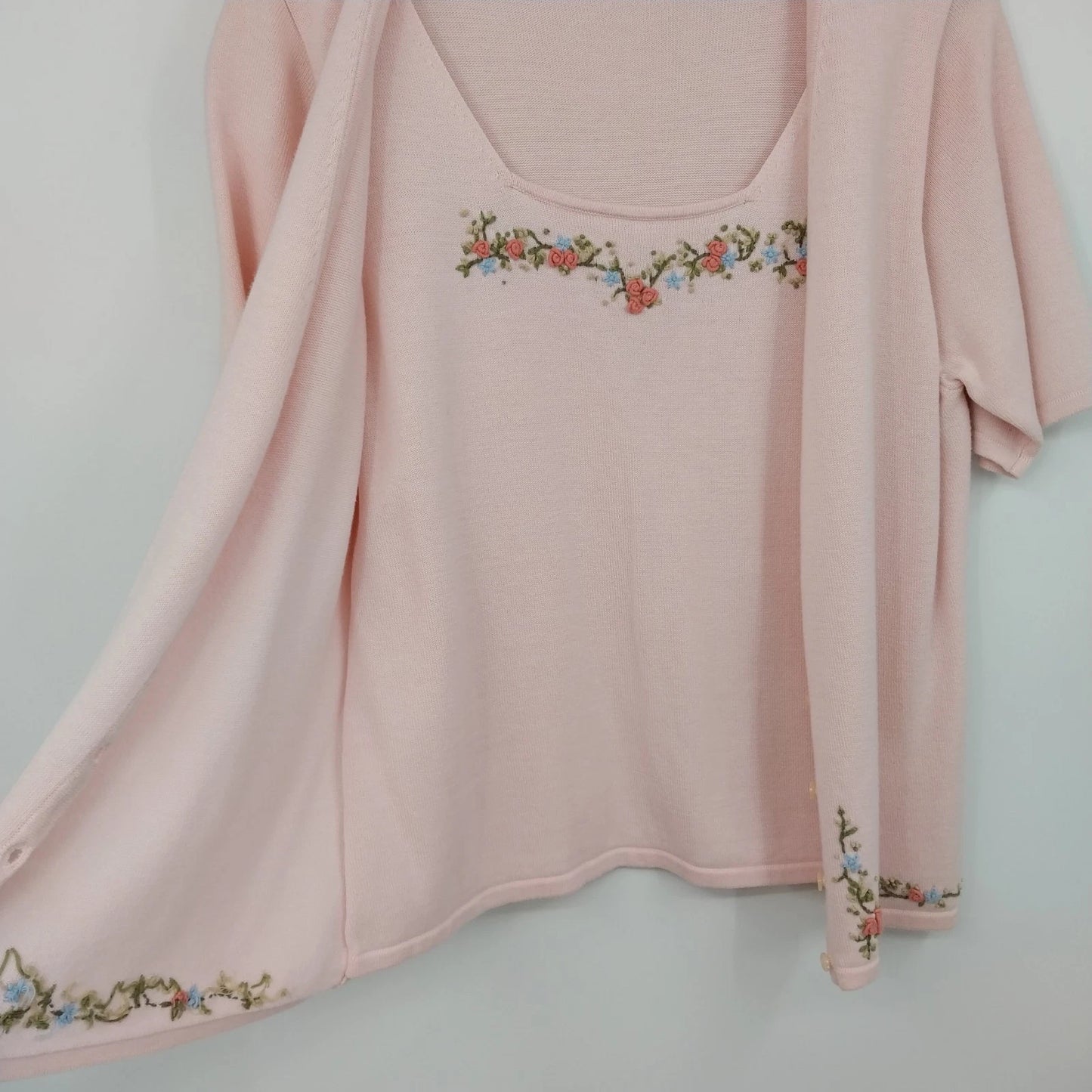Yarnworks Pink Embroidered Cardigan Sweater Women Medium Floral Acrylic Knit Vtg