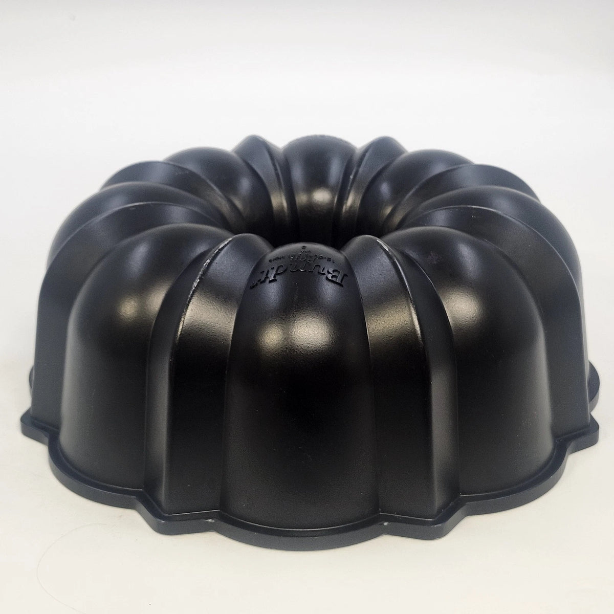 Nordic Ware Bundt Baking Cake Pan 12 Cup 2.81L Black Cast Aluminum Fluted 10.5"