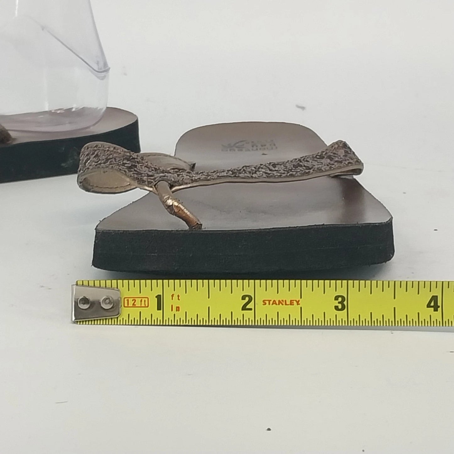 Montego Bay Club Flat Sandals Womens Size 8 Gold Glitter Straps Beach Flip Flops