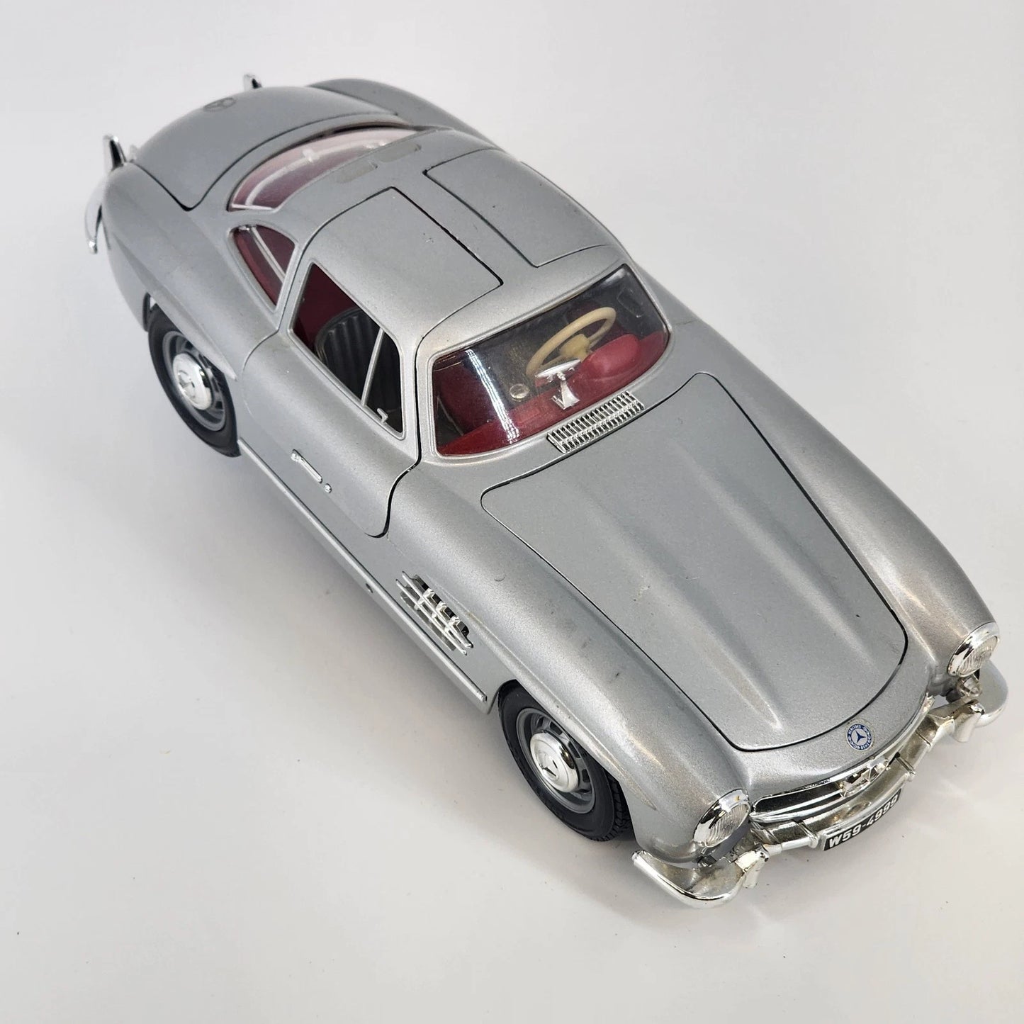 Bburago Mercedes-Benz 300 SL Gullwing 1:24 Diecast Silver Car with Stand 1954