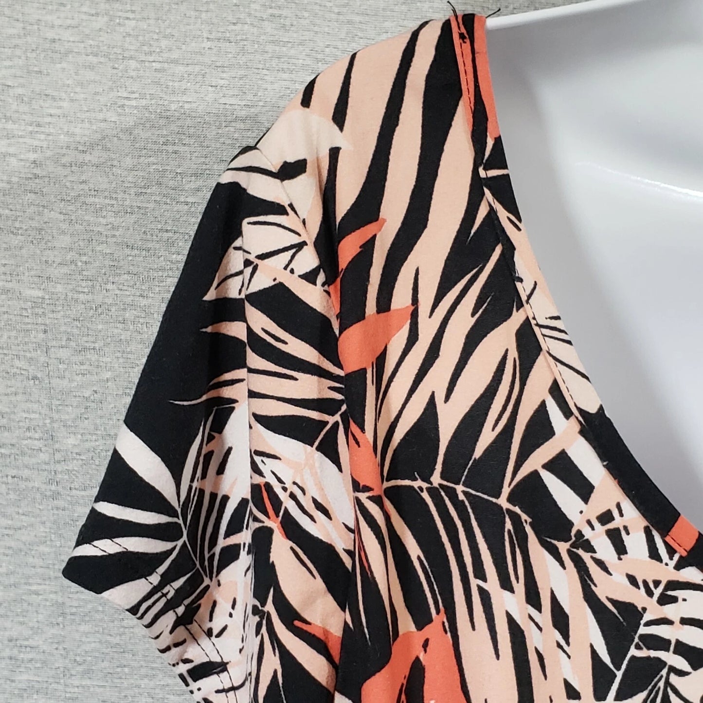 Eye Candy Women's Floral Top Size 2XL Black Pink Orange Cap Sleeves & Scoop Neck