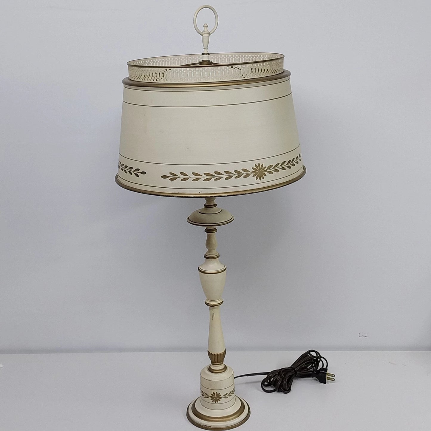 Colonial Toleware Table Lamp Cream Metal Shade French Country 30" Vintage 1960s