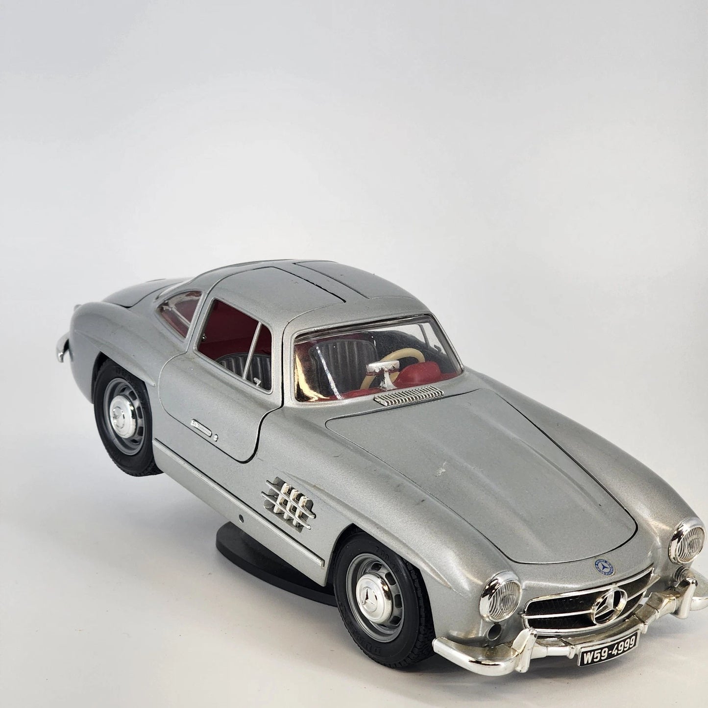 Bburago Mercedes-Benz 300 SL Gullwing 1:24 Diecast Silver Car with Stand 1954
