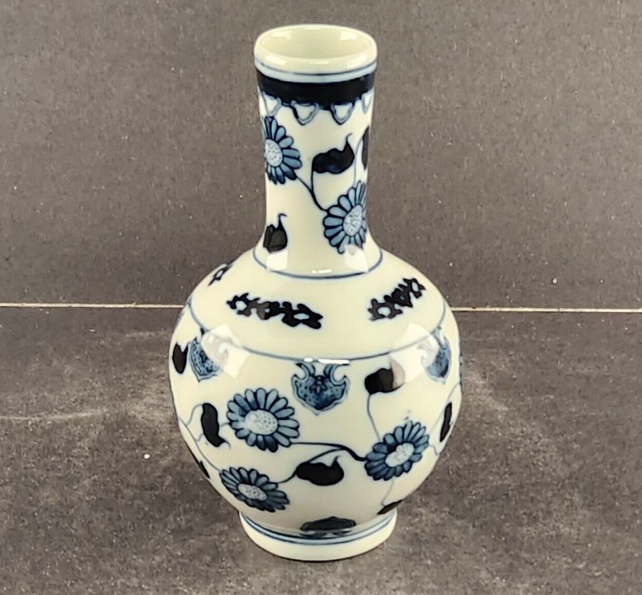 Chinese Porcelain Bud Vase Blue White Round 3" Across x 5.75" Tall Vintage