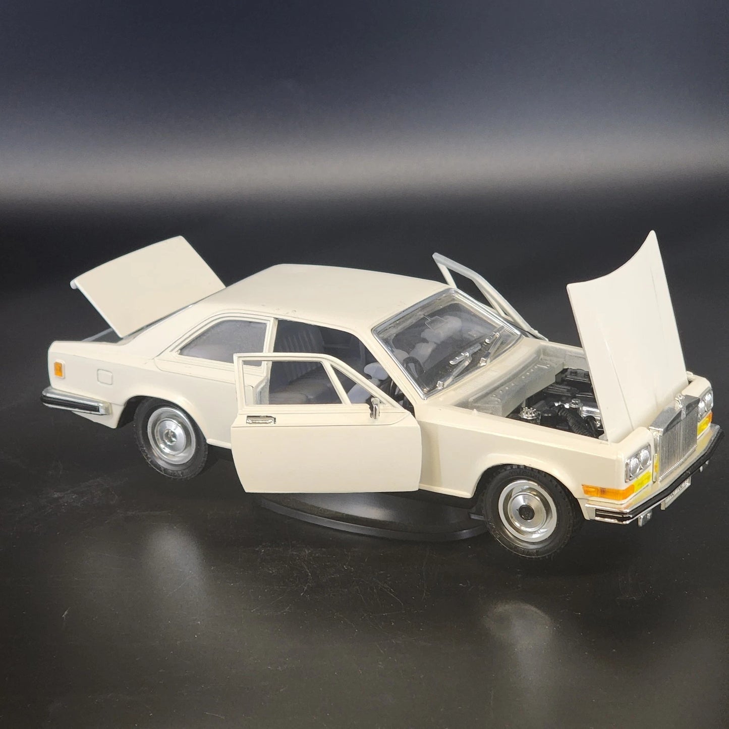 Bburago Rolls Royce Camargue 1:22 Scale Diecast Model Car