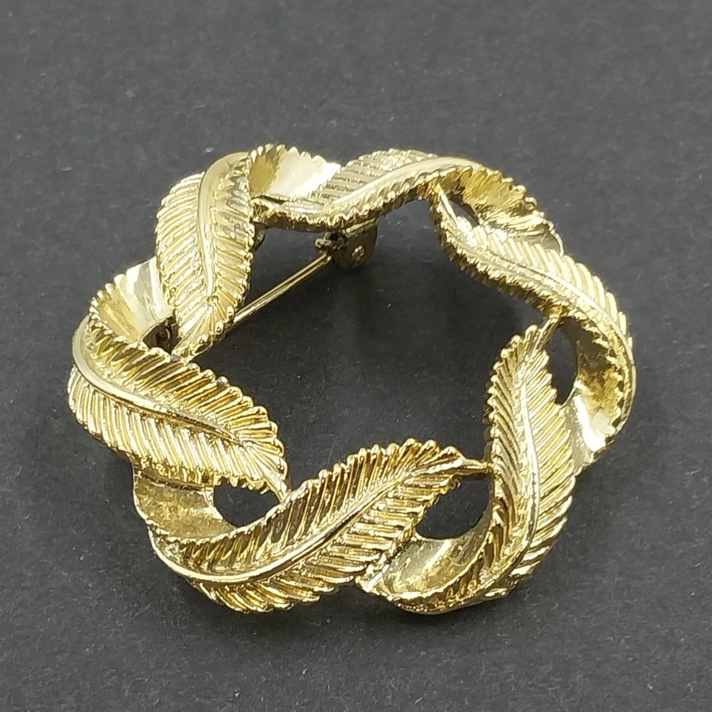 Gold Tone Feather Wreath Brooch Textured Openwork Circle Pin Vintage