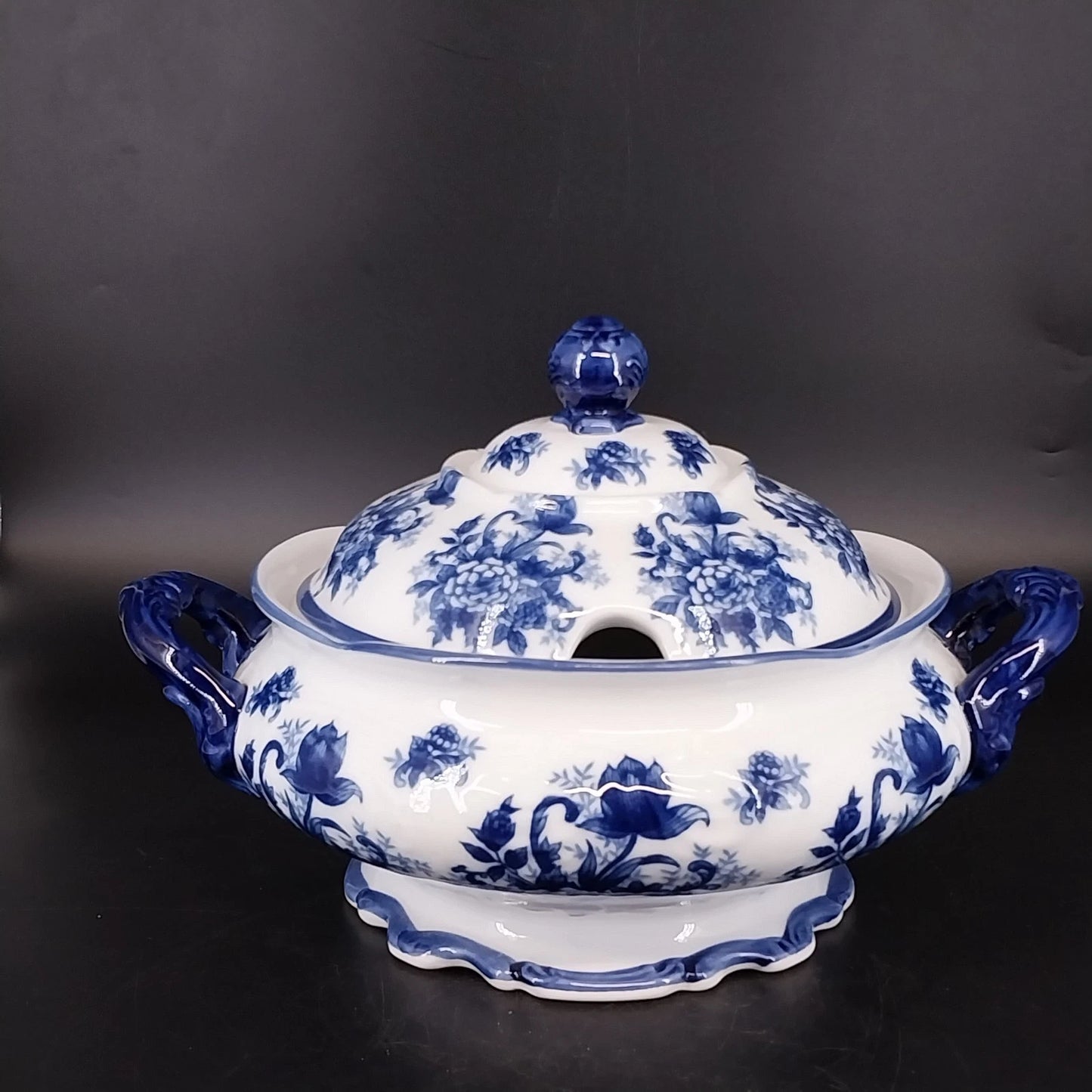 Cracker Barrel Blue White Floral Soup Tureen Serving Bowl with Lid Porcelain Vtg