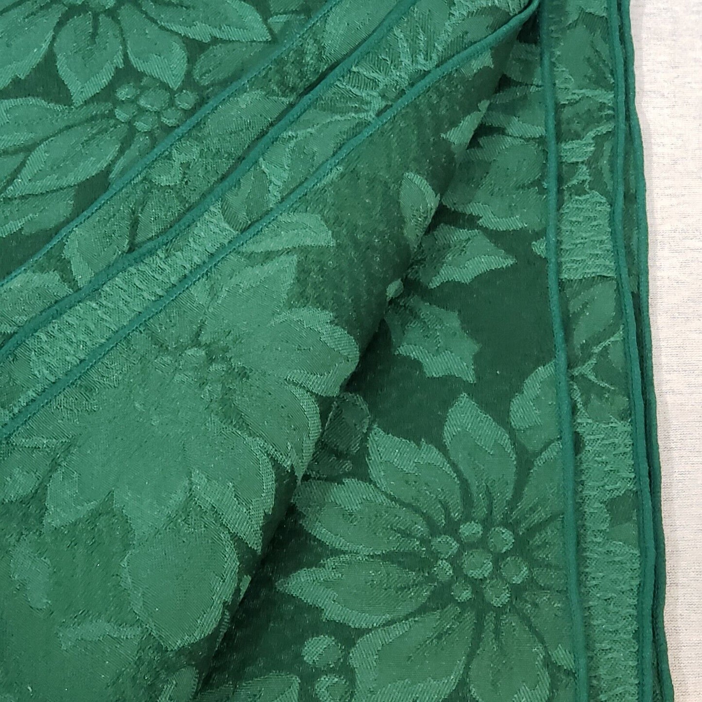 Green Poinsettia Holly Tablecloth Set 60x84 with 5 Placemats Holiday