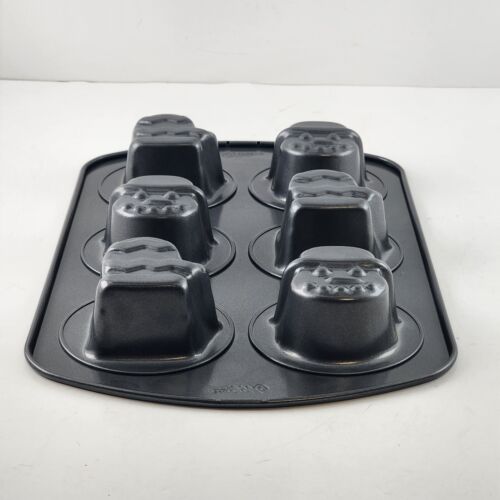 Wilton Winter Holiday Season Baking Muffin Cupcake Pan with 3 Snowmen 3 Mittens