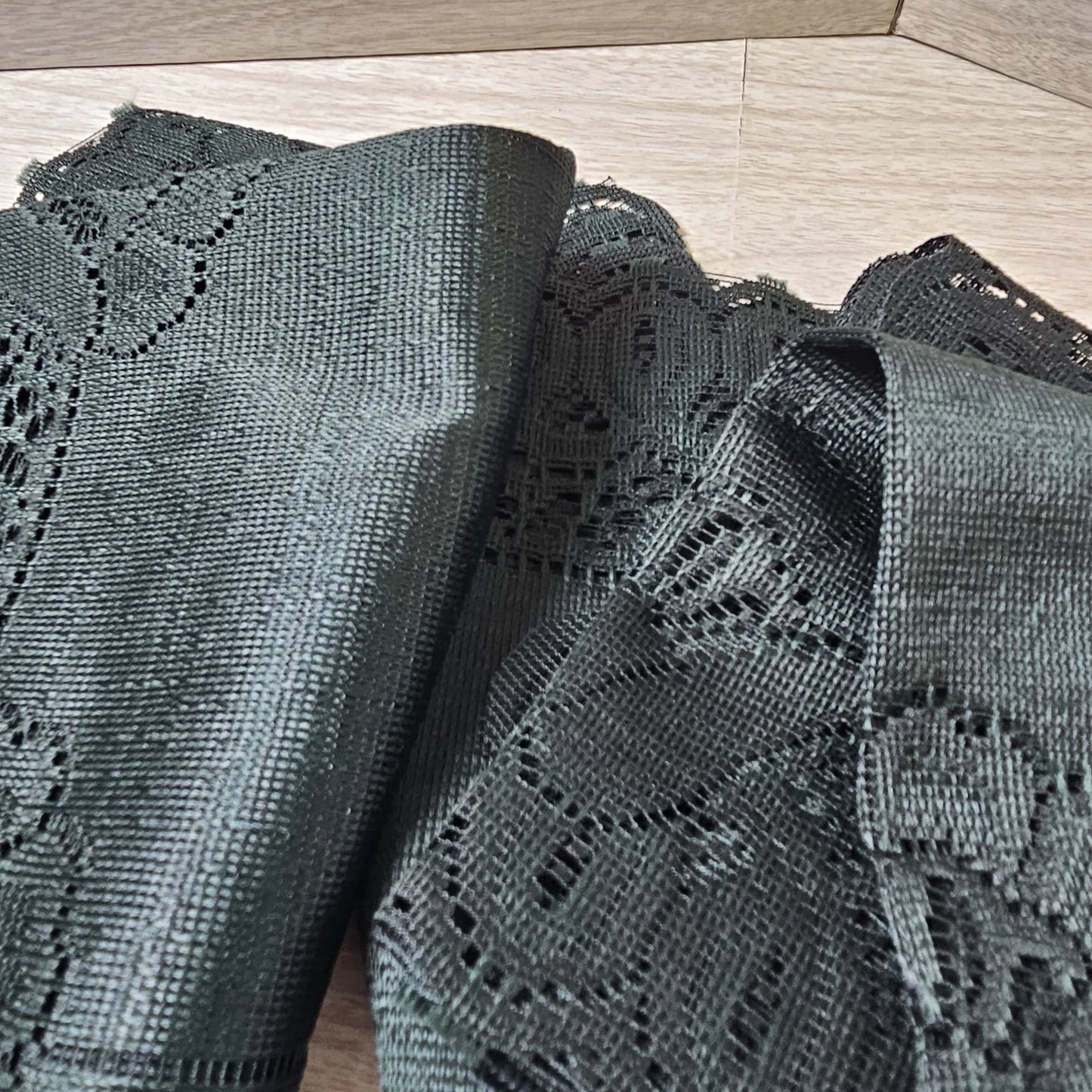 Green Cut Lace Linen Placemats Set of 4 Scalloped Edge Doily Style Vintage