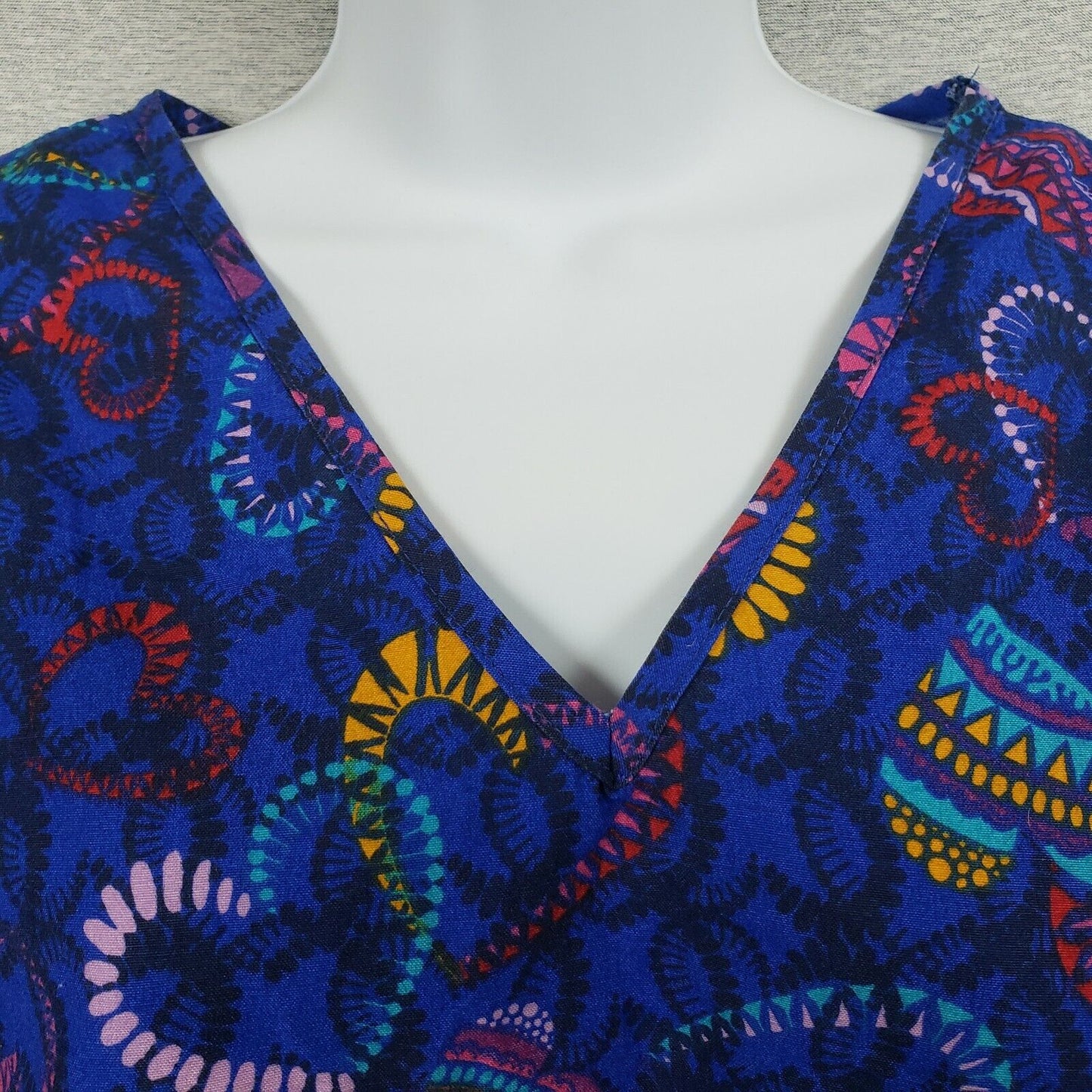 B Scrubs Blue Pattern Uniform Top Womens 1XL 3 Pocket Scrubs NWT