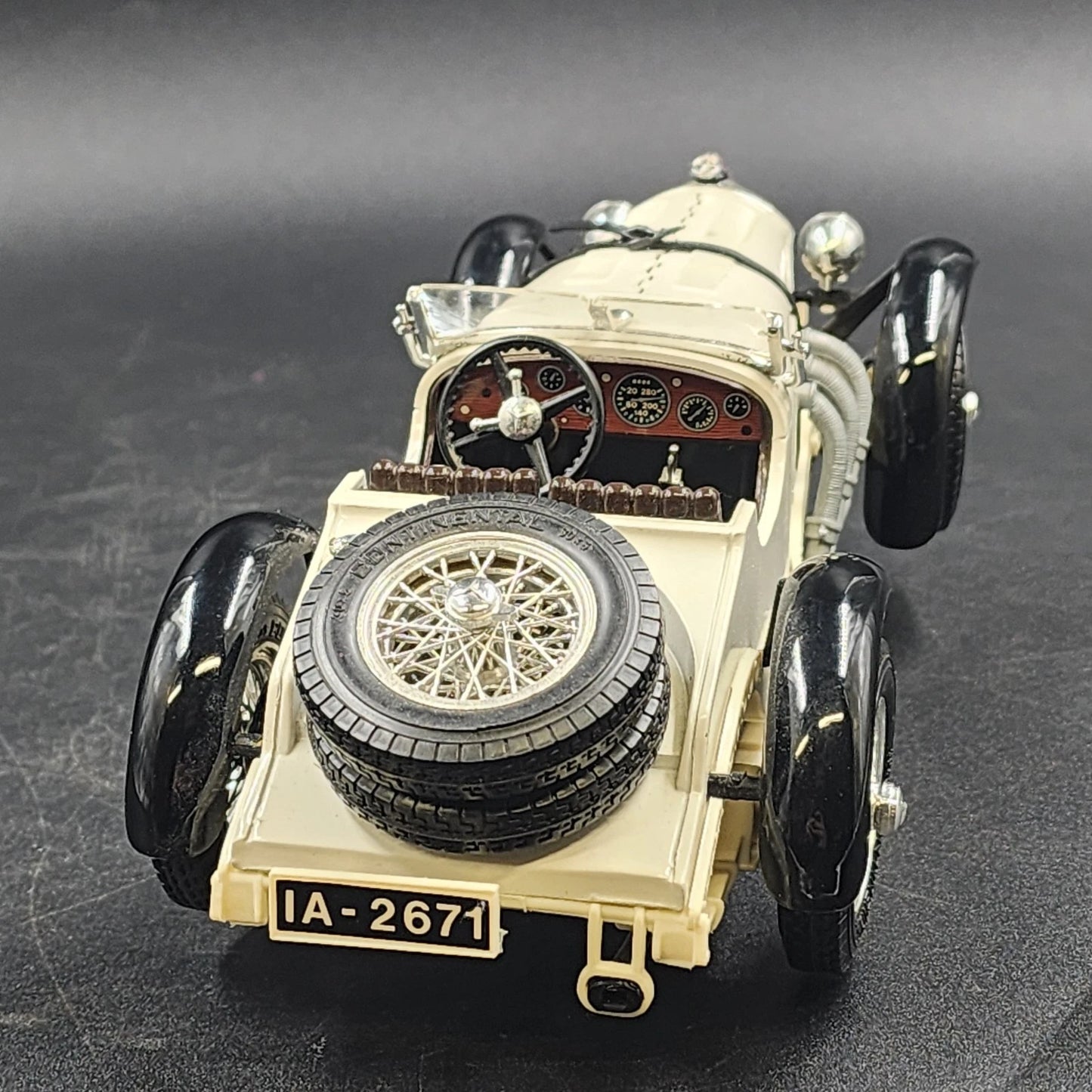 Bburago 1931 Mercedes Benz SSKL 1:18 Diecast Model Car Cream with Stand 9.5" Vtg