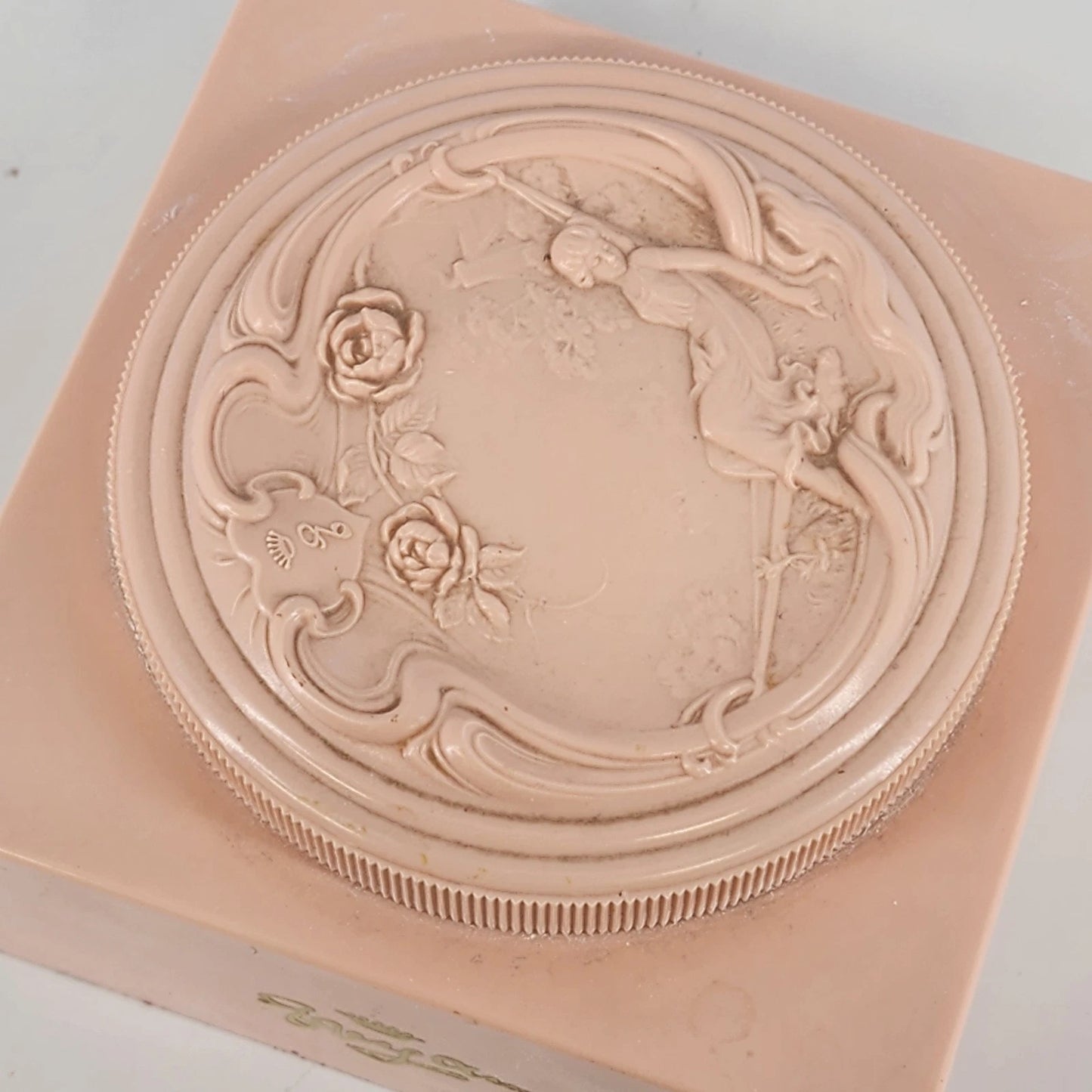 Evyan White Shoulders Pink Powder Box 1960s