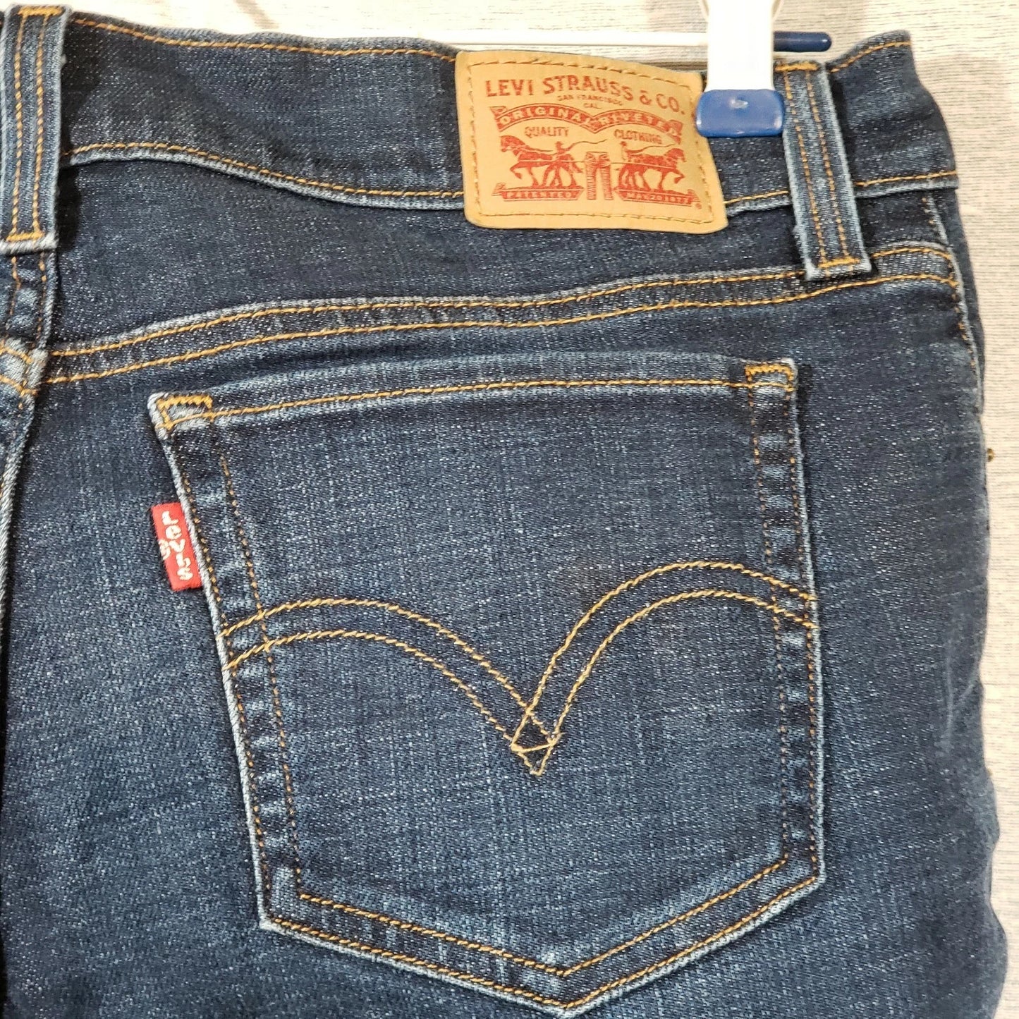 Levi's Women's Capri Jeans Size 28 Cuffed Dark Wash Denim Stretch 33" x 22"