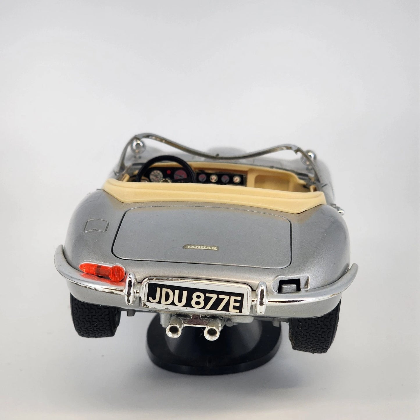 Bburago 1961 Jaguar E-Type Cabriolet Convertible Coupe 1:18 Diecast Model Car