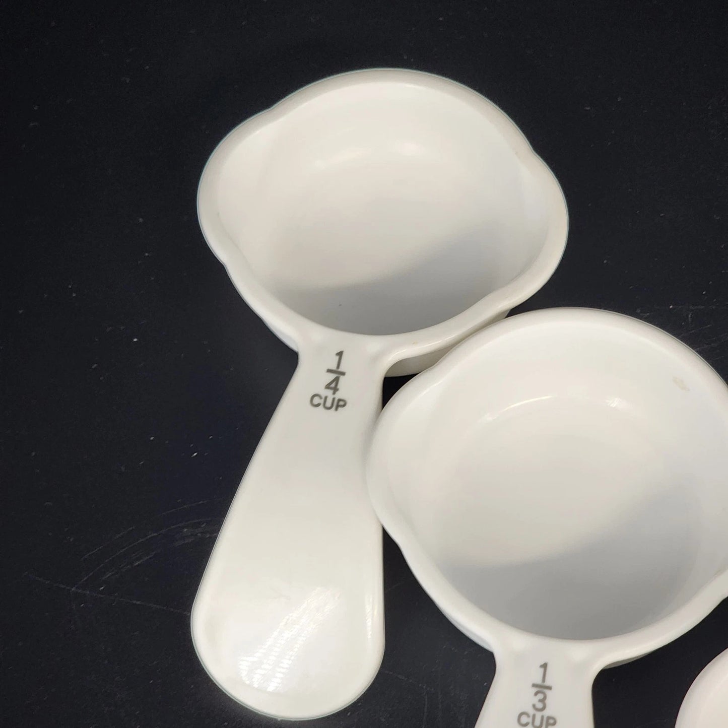 Tupperware 5 Measuring Cups Set 3479C-3483C White Curved Handles 1/4 to 3/4 Cup