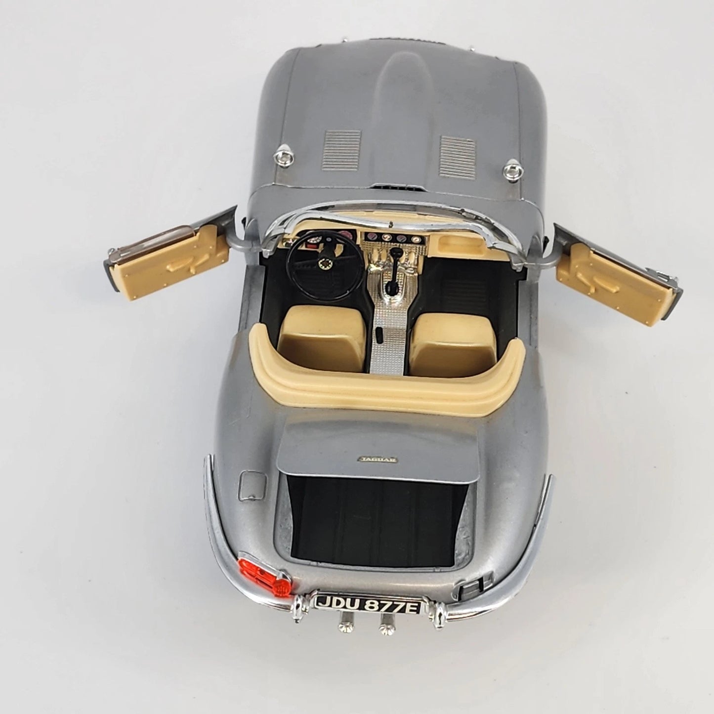 Bburago 1961 Jaguar E-Type Cabriolet Convertible Coupe 1:18 Diecast Model Car