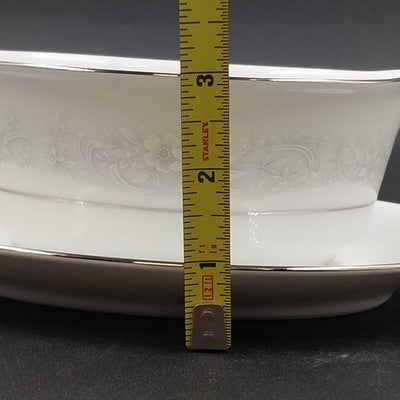 Noritake Tahoe Contemporary Fine China Gravy Boat w Underplate White Flowers 3"h