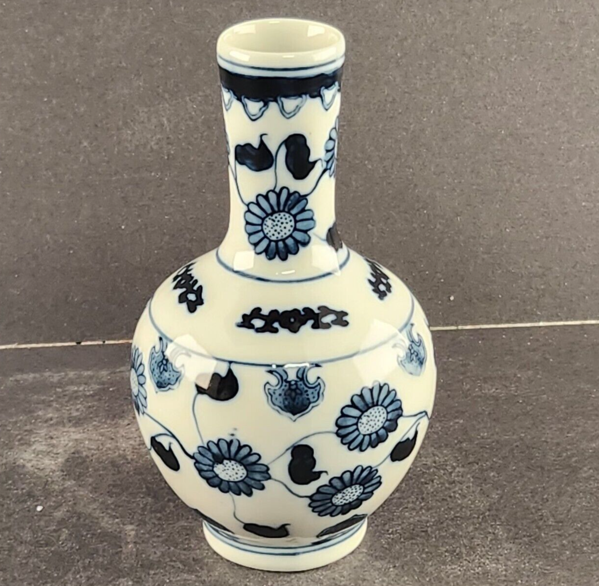 Chinese Porcelain Bud Vase Blue White Round 3" Across x 5.75" Tall Vintage