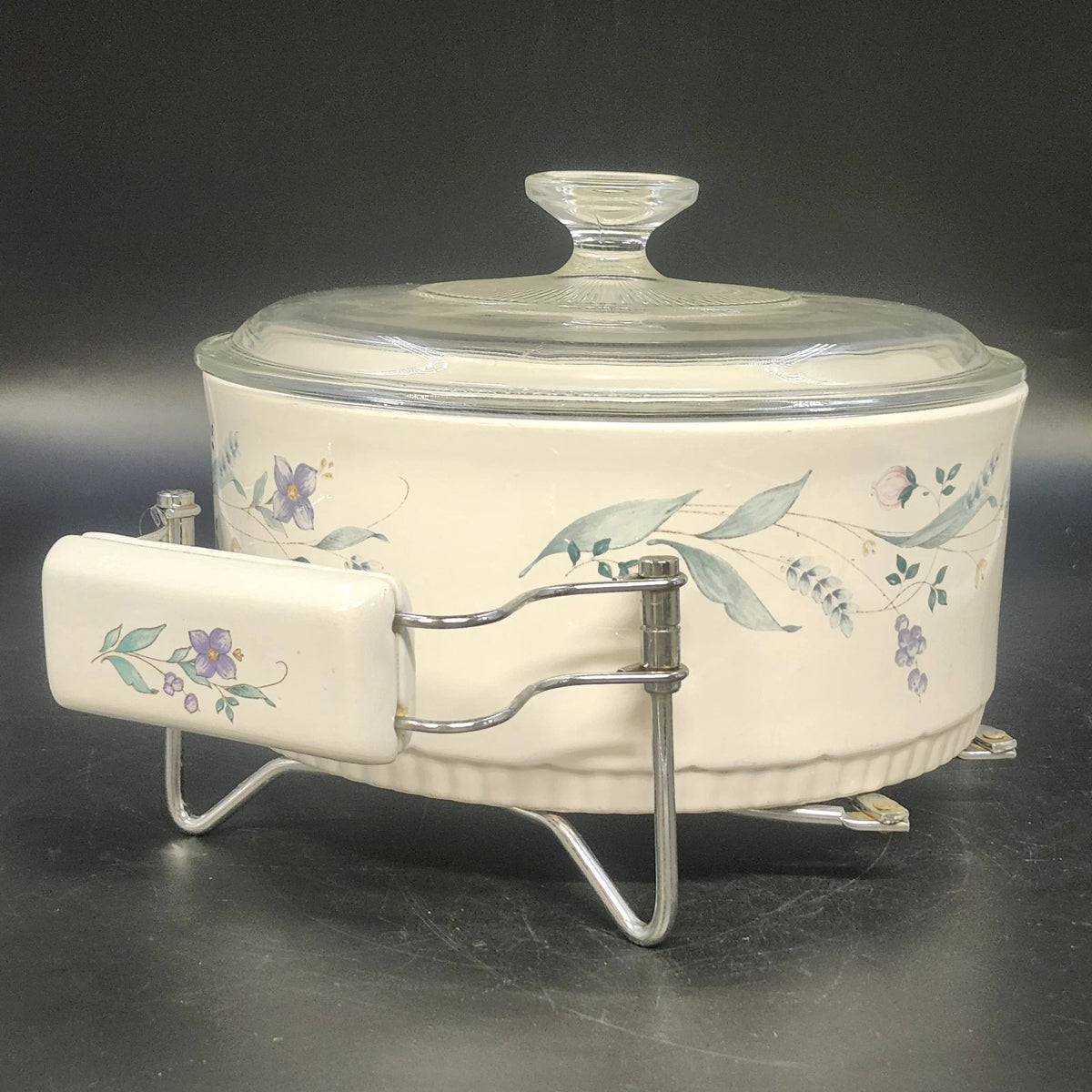 Pfaltzgraff April 2.5 Qt Casserole Dish with Glass Lid Expandable Holder USA