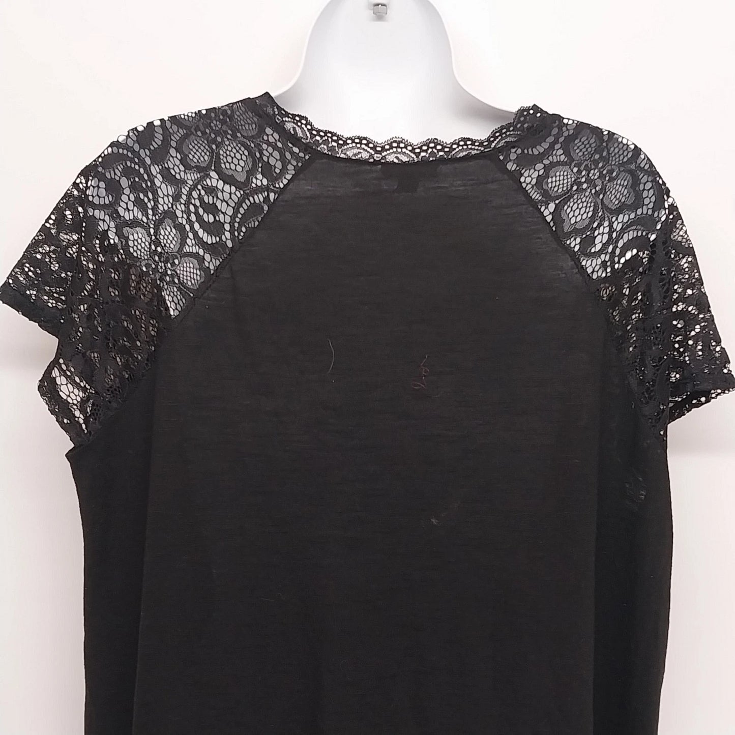 Torrid Women's Black Blouse Top Size 0 Plus Floral Lace Cap V-Neck Short Sleeve