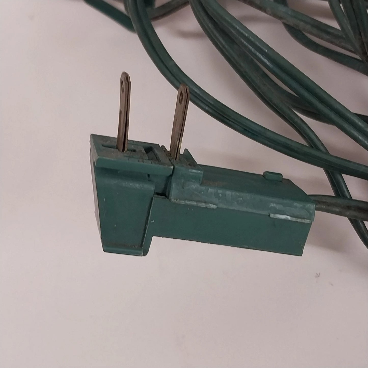 25-Light C9 Christmas Light Set Green Wire Branch Clips 25 Ft 20 Used Bulbs