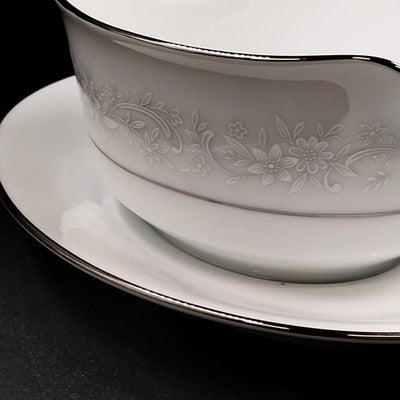 Noritake Tahoe Contemporary Fine China Gravy Boat w Underplate White Flowers 3"h