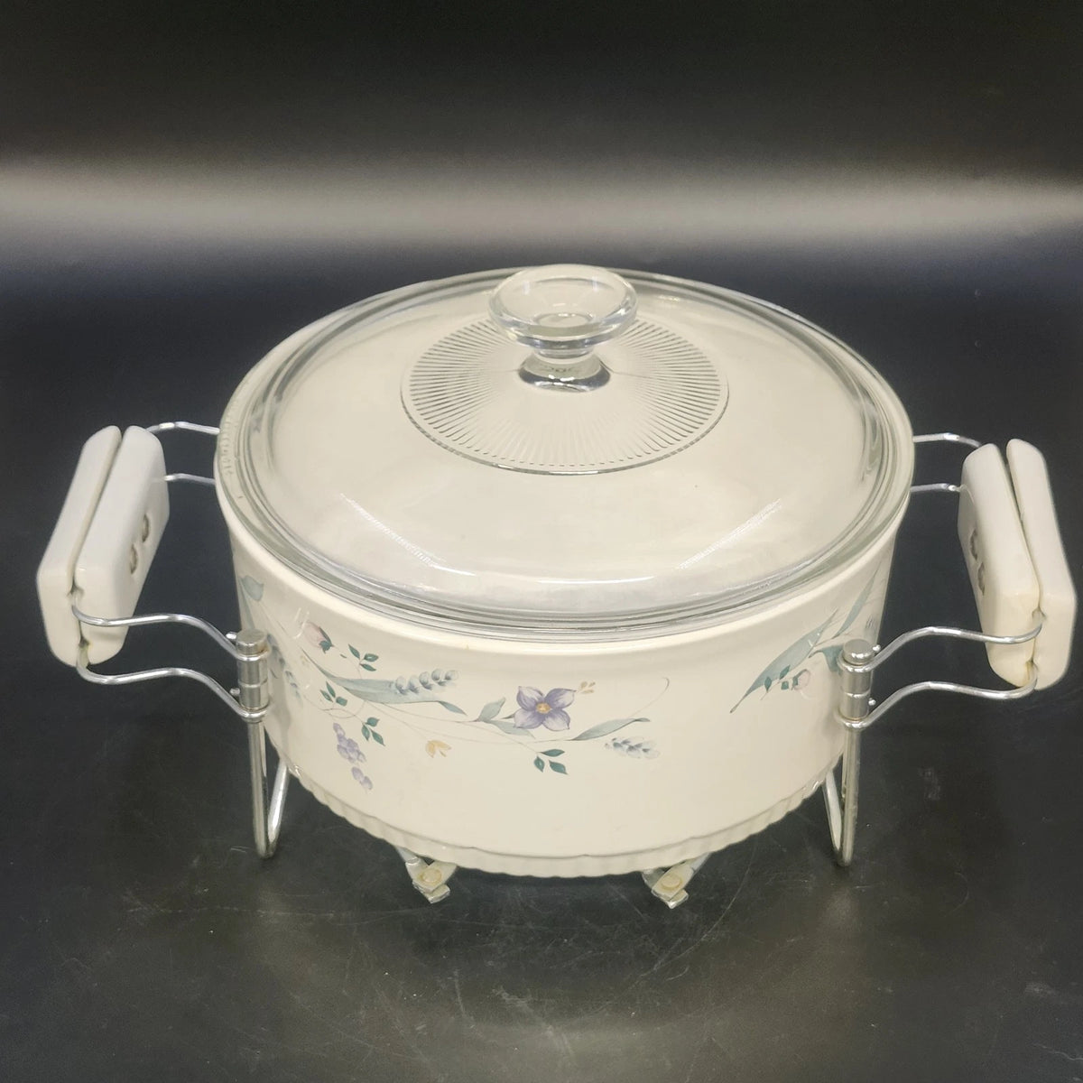 Pfaltzgraff April 2.5 Qt Casserole Dish with Glass Lid Expandable Holder USA