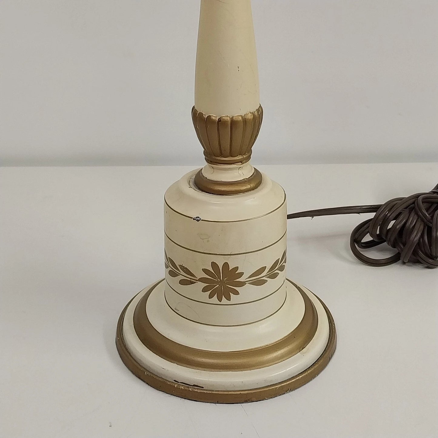 Colonial Toleware Table Lamp Cream Metal Shade French Country 30" Vintage 1960s