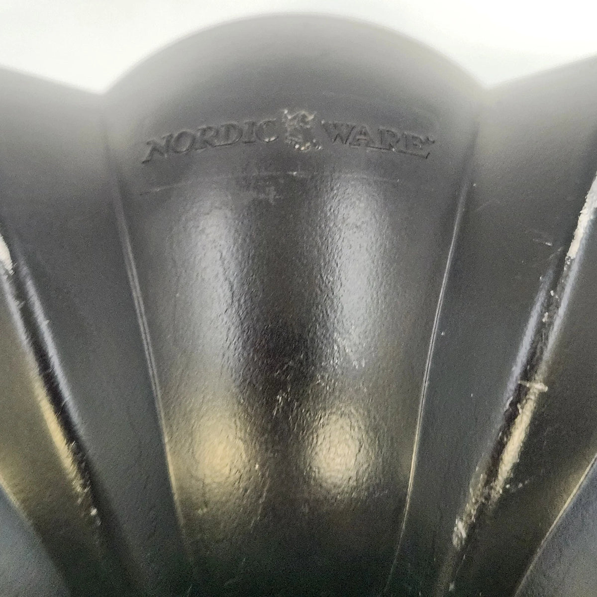 Nordic Ware Bundt Baking Cake Pan 12 Cup 2.81L Black Cast Aluminum Fluted 10.5"