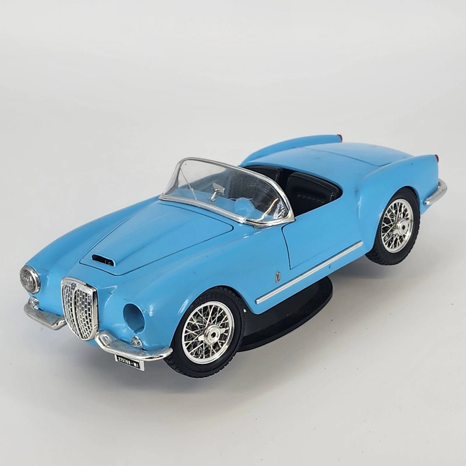Bburago 1955 Lancia Aurelia B24 Spider blue 1:18 diecast model car