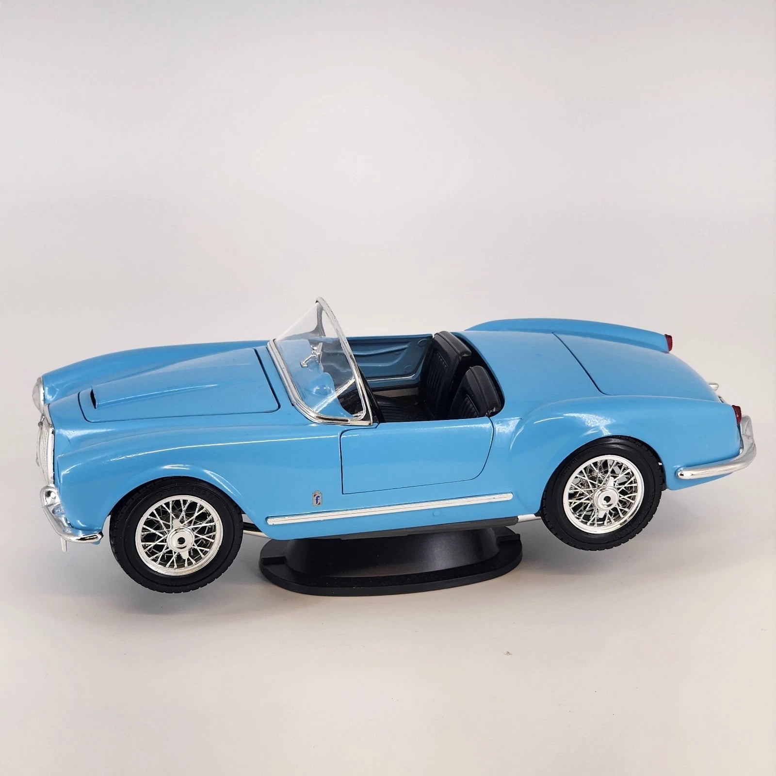 Bburago 1955 Lancia Aurelia B24 Spider 1:18 light blue diecast model