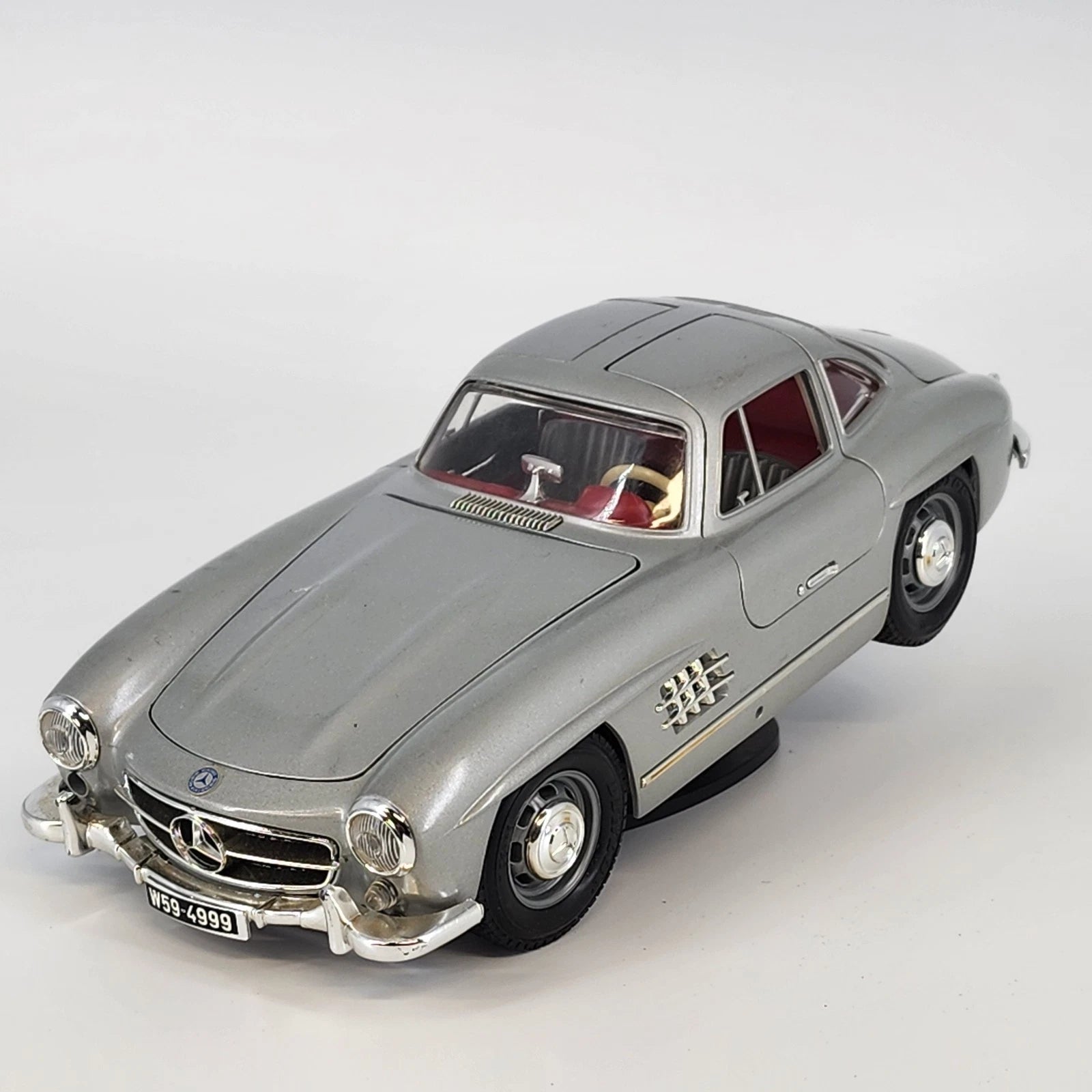Bburago 1954 Mercedes Benz 300 SL Gullwing silver 1:24 diecast model on stand