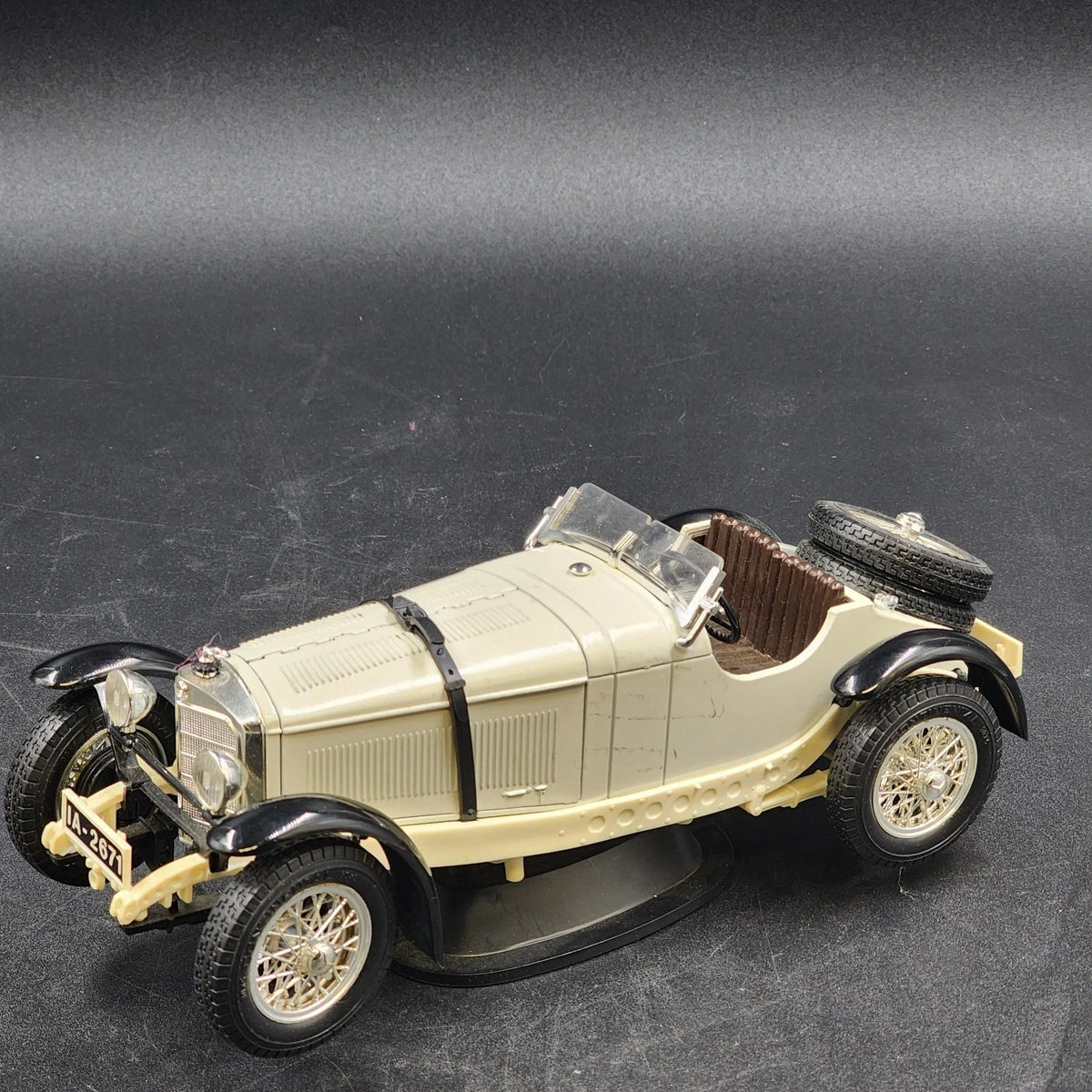 Bburago 1931 Mercedes Benz SSKL white diecast model car with stand
